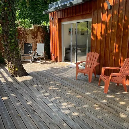 Jolie Dependance Au Fond Du Jardin *